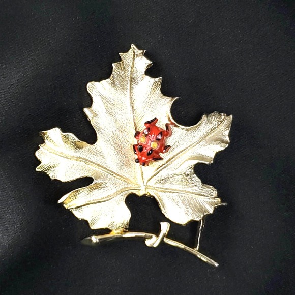 Sarah Coventry Jewelry - VTG Sarah Coventry "Bit O' Fantasy" brooch 1966 gold-tone leaf With‎ ladybug